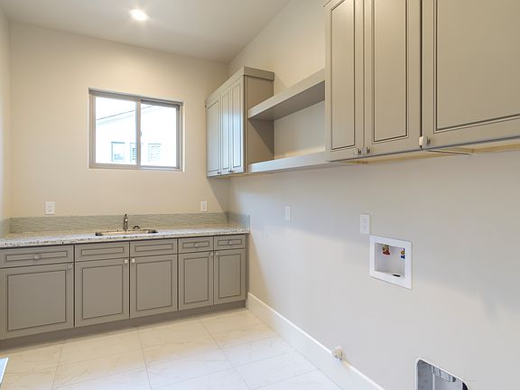 5th image of 557 Ramos Dr