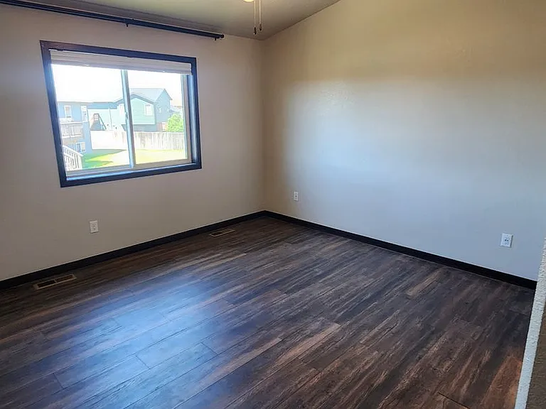 557 Mace Dr — Photo 9