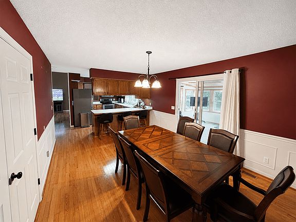 5th image of 221 Burt St