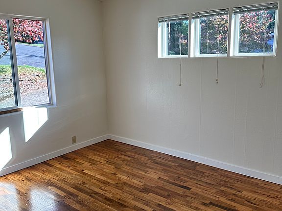 4th image of 1610 Cowlitz Way