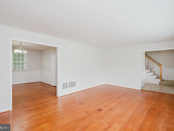 4th image of 4 Old Spring Ct