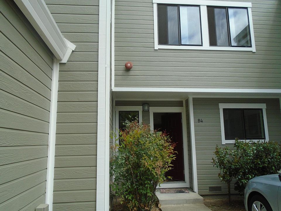 84 Front St entry, garage is to west