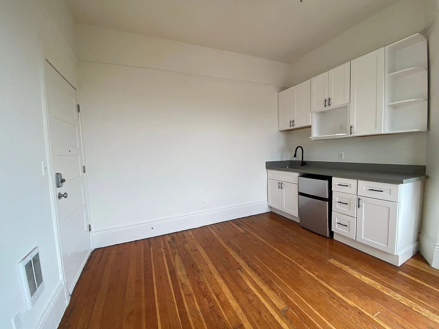 Top Floor, Private Room (SRO) with Kitchenette Available! Laundry On-Site! — Photo 2