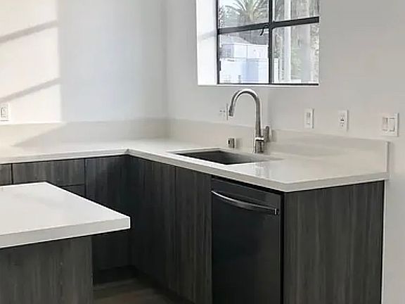 2nd image of 1317 Abbot Kinney Blvd