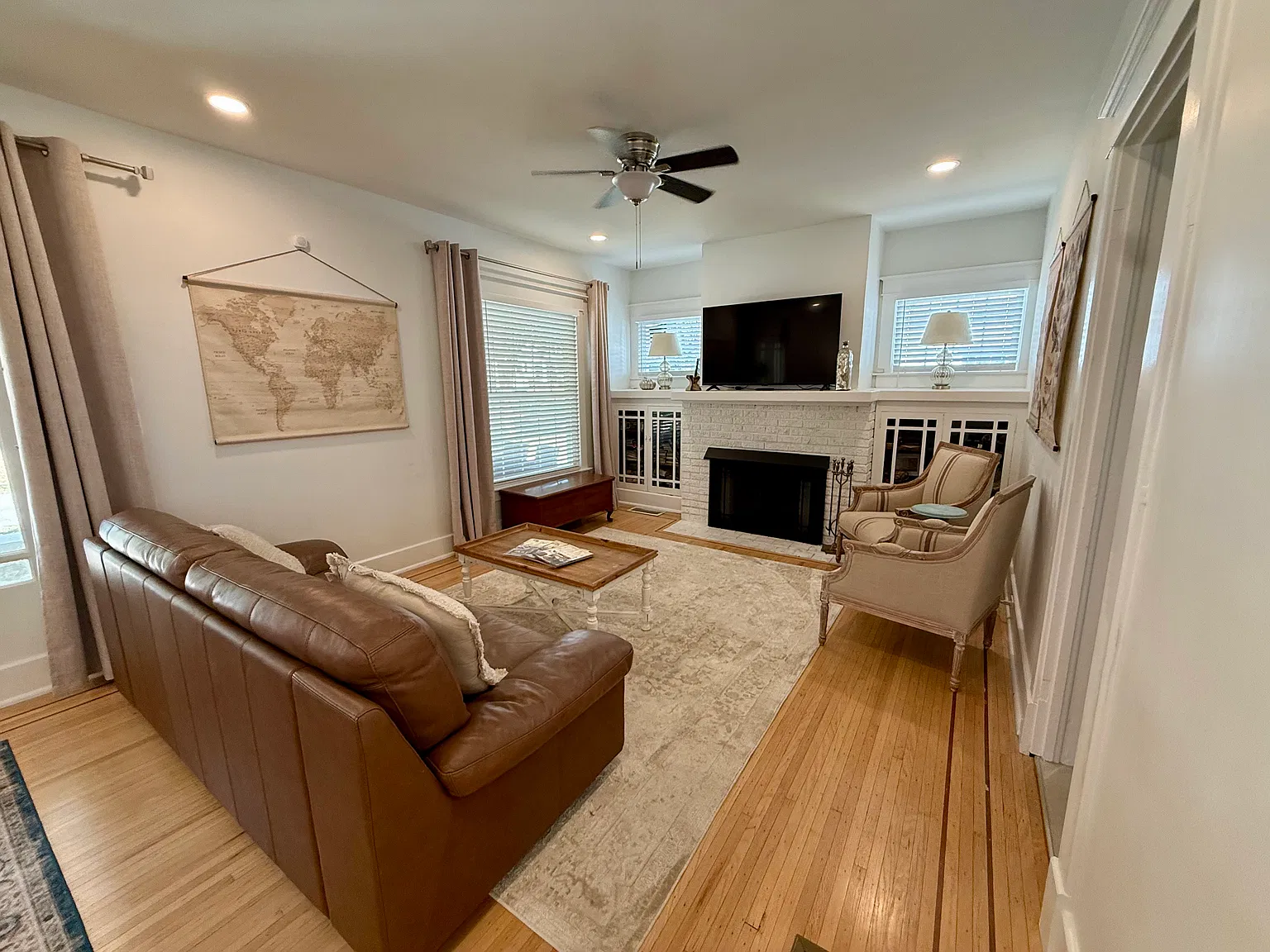 3 bed, 2300 sqft, $4,595 — Photo 4