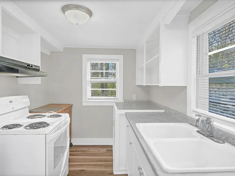 203 Augusta St — Photo 12