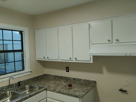 4th image of 1146 W Lexington Cir