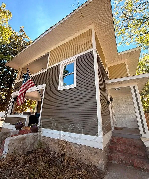 204 N Sergeant Ave