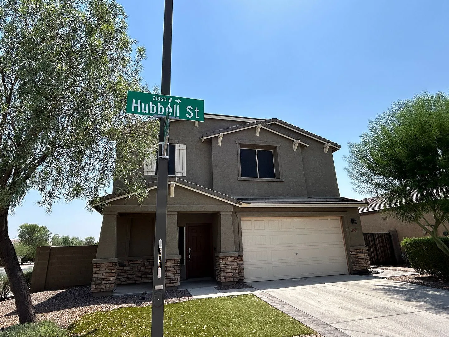 4 bed, 2.5 bath, 2932 sqft, $2,700 — Photo 2