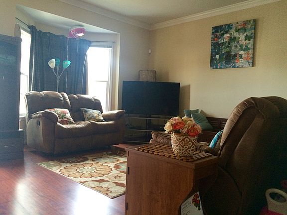 4th image of 107 Barrie Pl