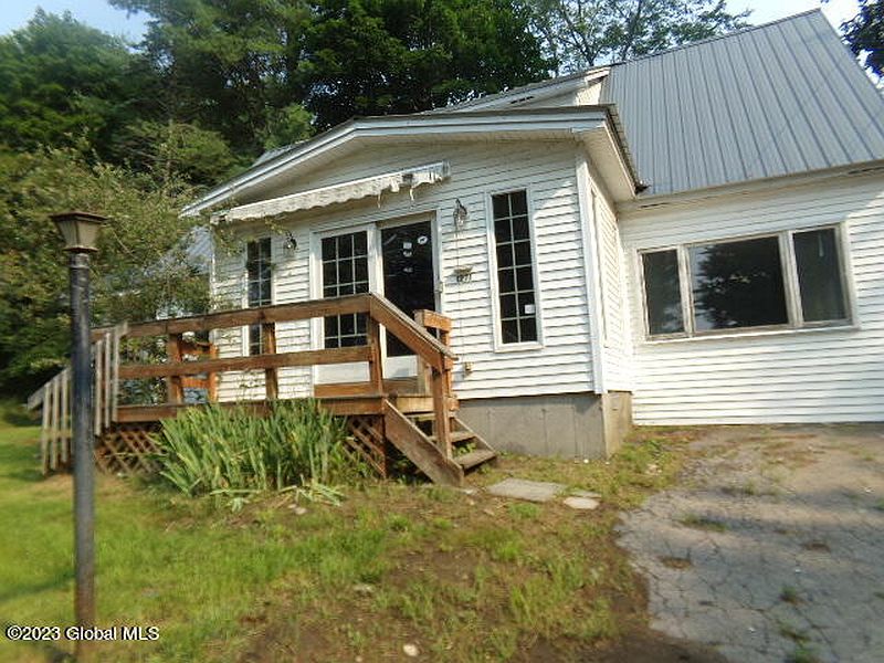 3rd image of 1271 Hermance Road