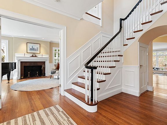 5th image of 209 Waltham St
