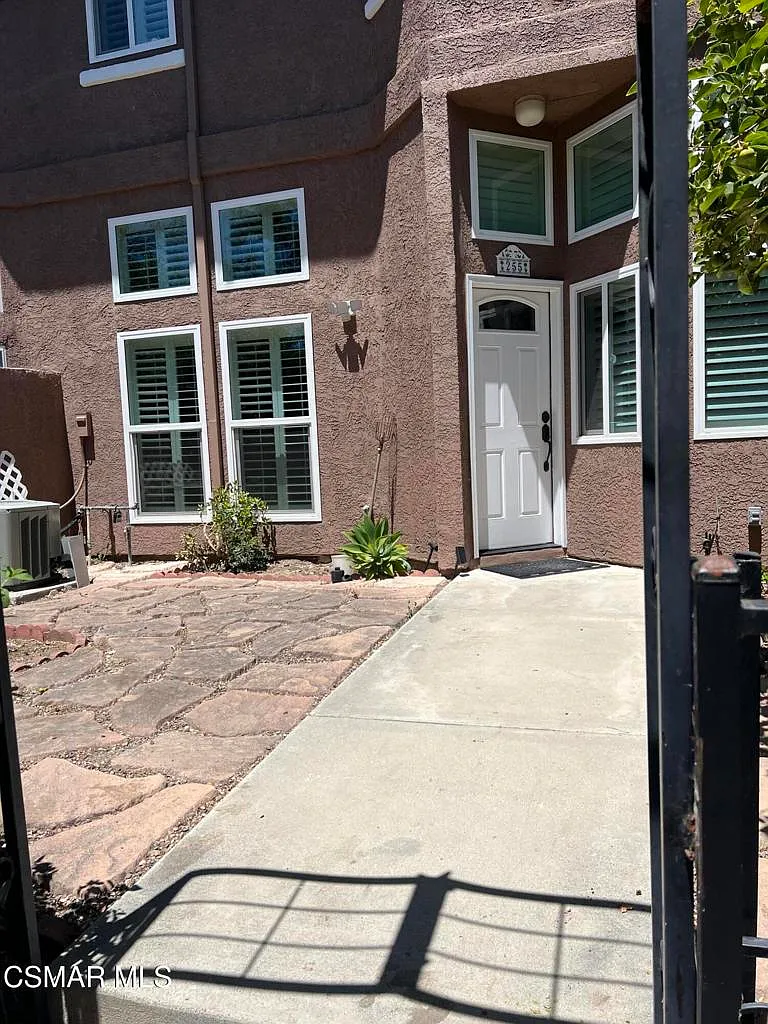 3 bed, 2.5 bath, 1954 sqft, $3,950 — Photo 2