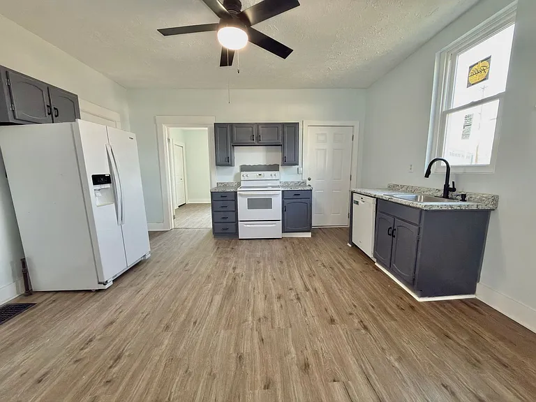 5912 Elmwood Ave — Photo 7
