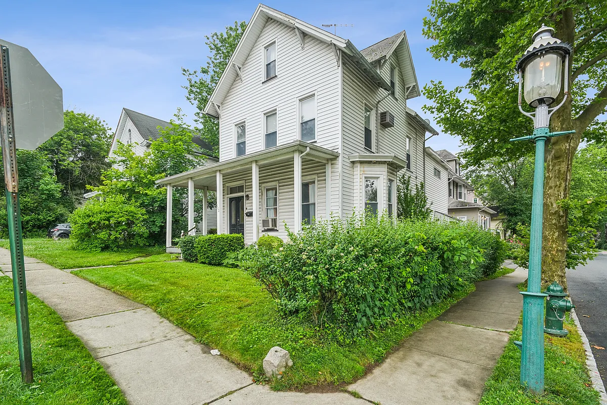Building Photo - 102 2nd St