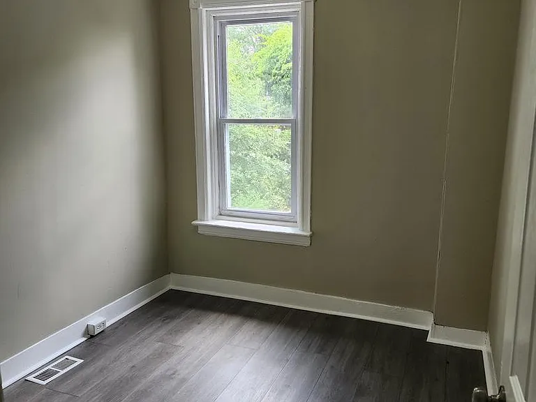 123 Ward Ave — Photo 8