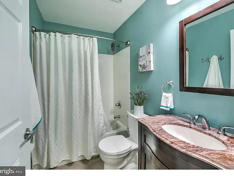 216 Waverly Ct — Photo 22