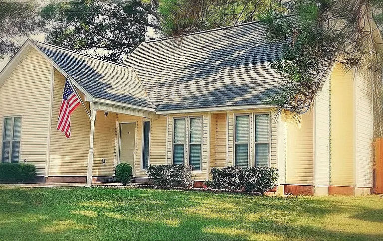 308 E Emerald Dr — Photo 1