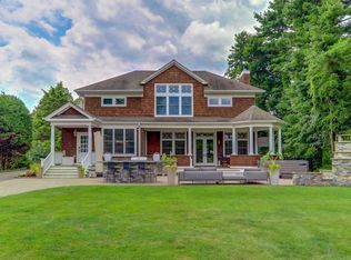 105 4th St, Garden City, NY 11530