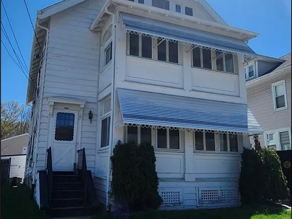 688 Providence St, Woonsocket, RI 02895