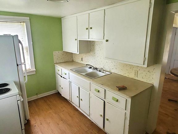 2nd image of 903 Maple St