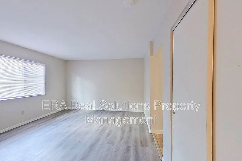3 bed, 1.0 bath, 884 sqft, $1,100 — Photo 4