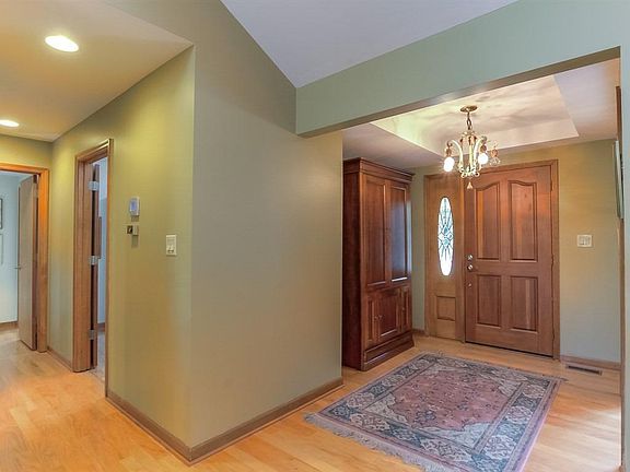 4th image of 916 Stoney Creek Dr
