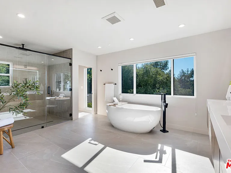 7966 Mulholland Dr — Photo 21