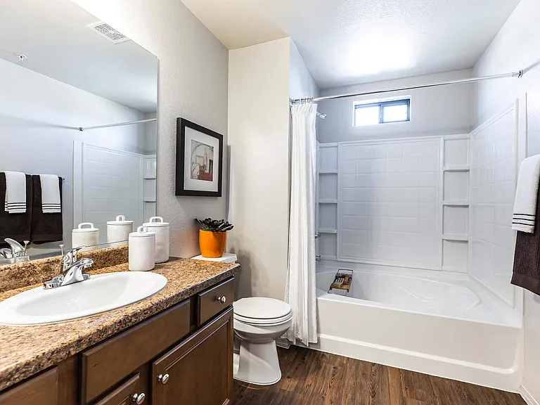 EVERETT APARTMENT HOMES — Photo 9