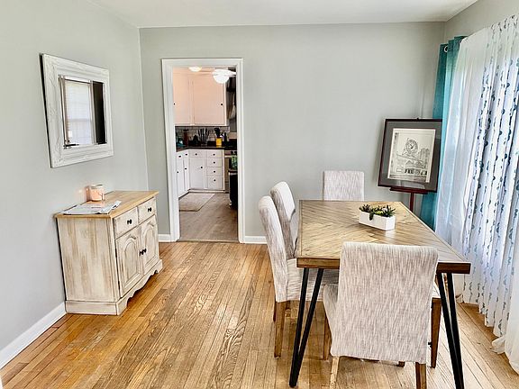 Dining room is a beauty