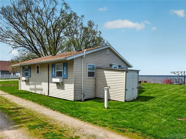 12571 Green Ln, Lyndonville, NY 14098