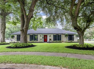 54 Forest Ct, Lake Jackson, TX 77566