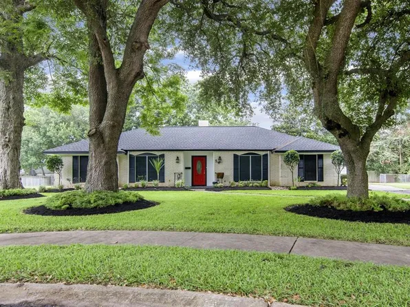 54 Forest Ct, Lake Jackson, TX 77566