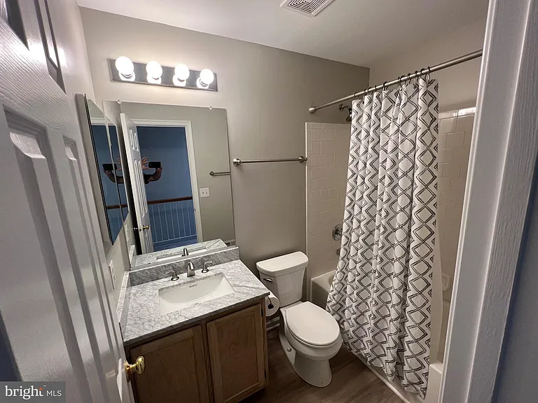 1031 Murdoch Ct — Photo 11