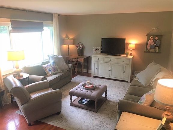 Living rm w/hardwood floors