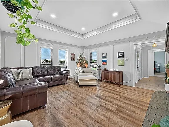 2226 Carmel Dr — Photo 3