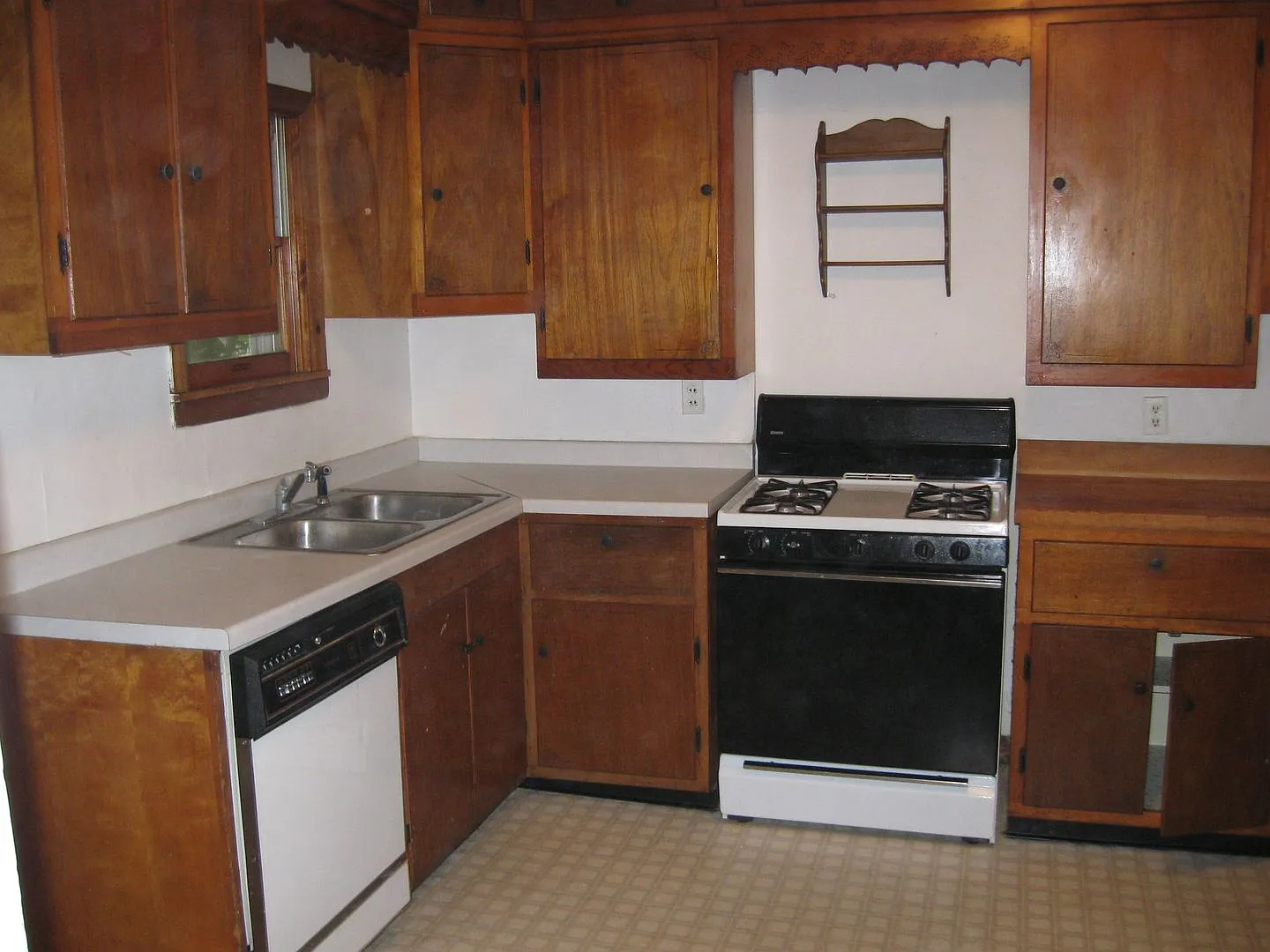 Spacious Madison 4-Bedroom Near Camp Randall - Available 8/15/2027 — Photo 3