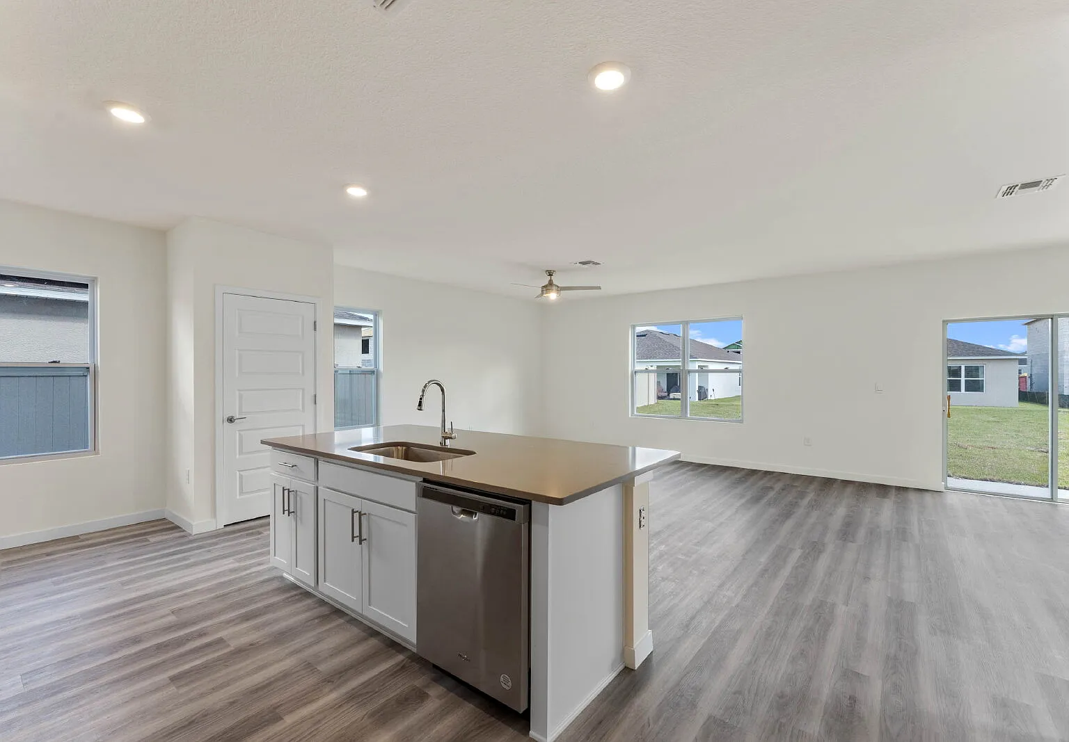 4 bed, 2.5 bath, 2260 sqft, $2,200 — Photo 4