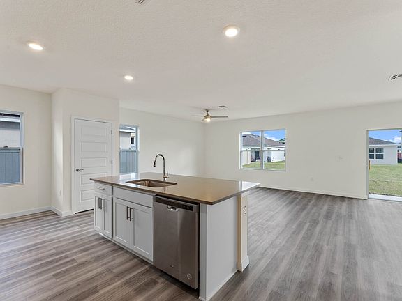 4th image of 419 Tanis Ave