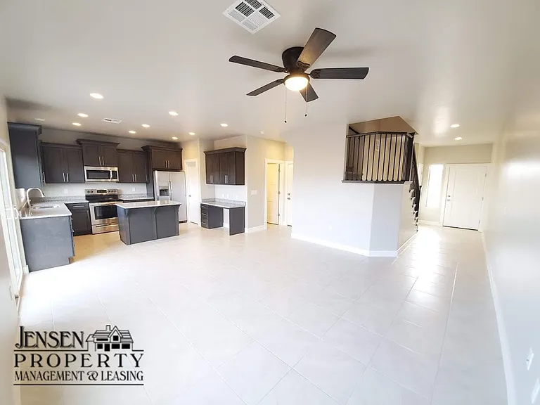 Three Bedroom Red Mountain Vista Town Home — Photo 10