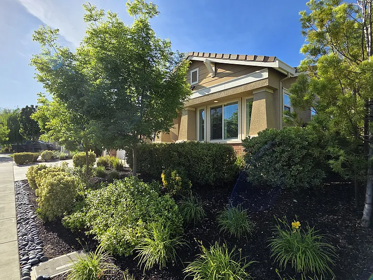 953 Kennedy Dr — Photo 4