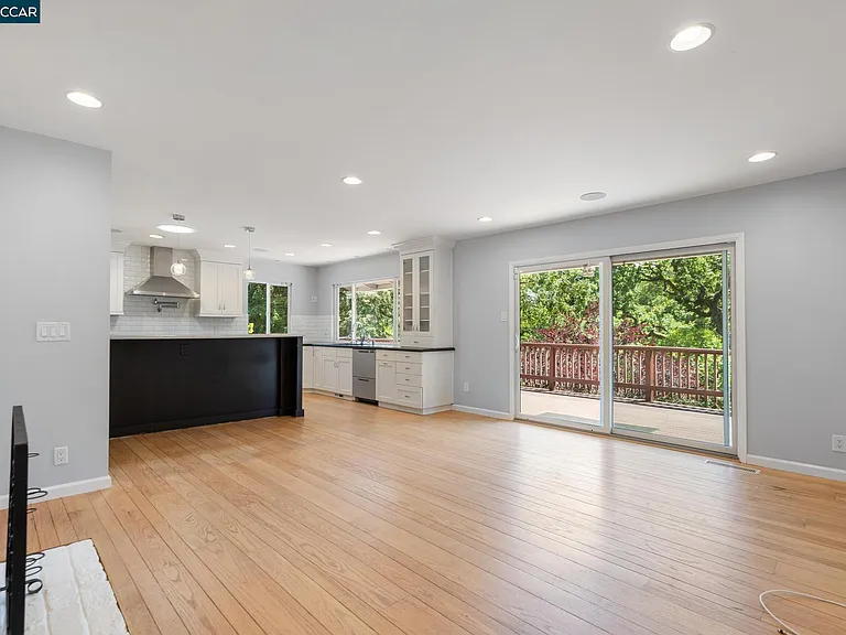 1021 Windsor Dr — Photo 11