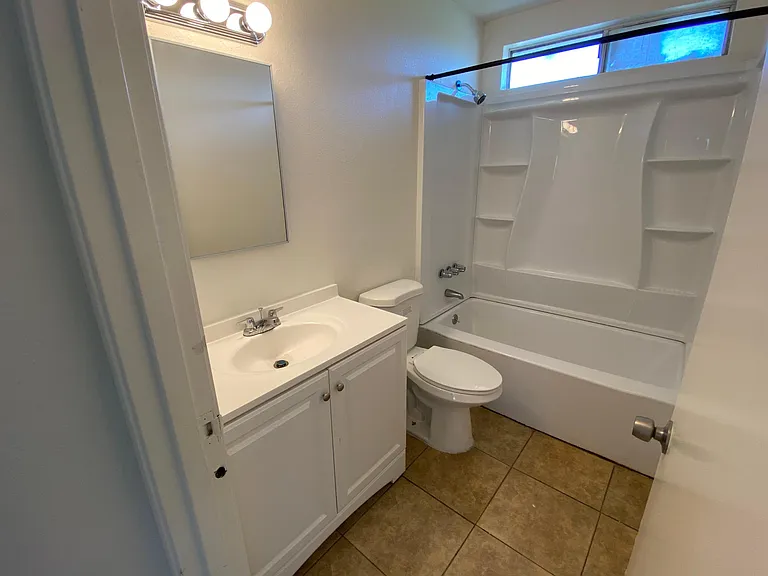 1195 W Oakland Ave #D — Photo 2