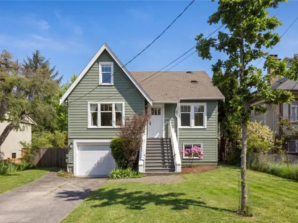 2052 Carrick St, Oak Bay, BC V8R 2M6