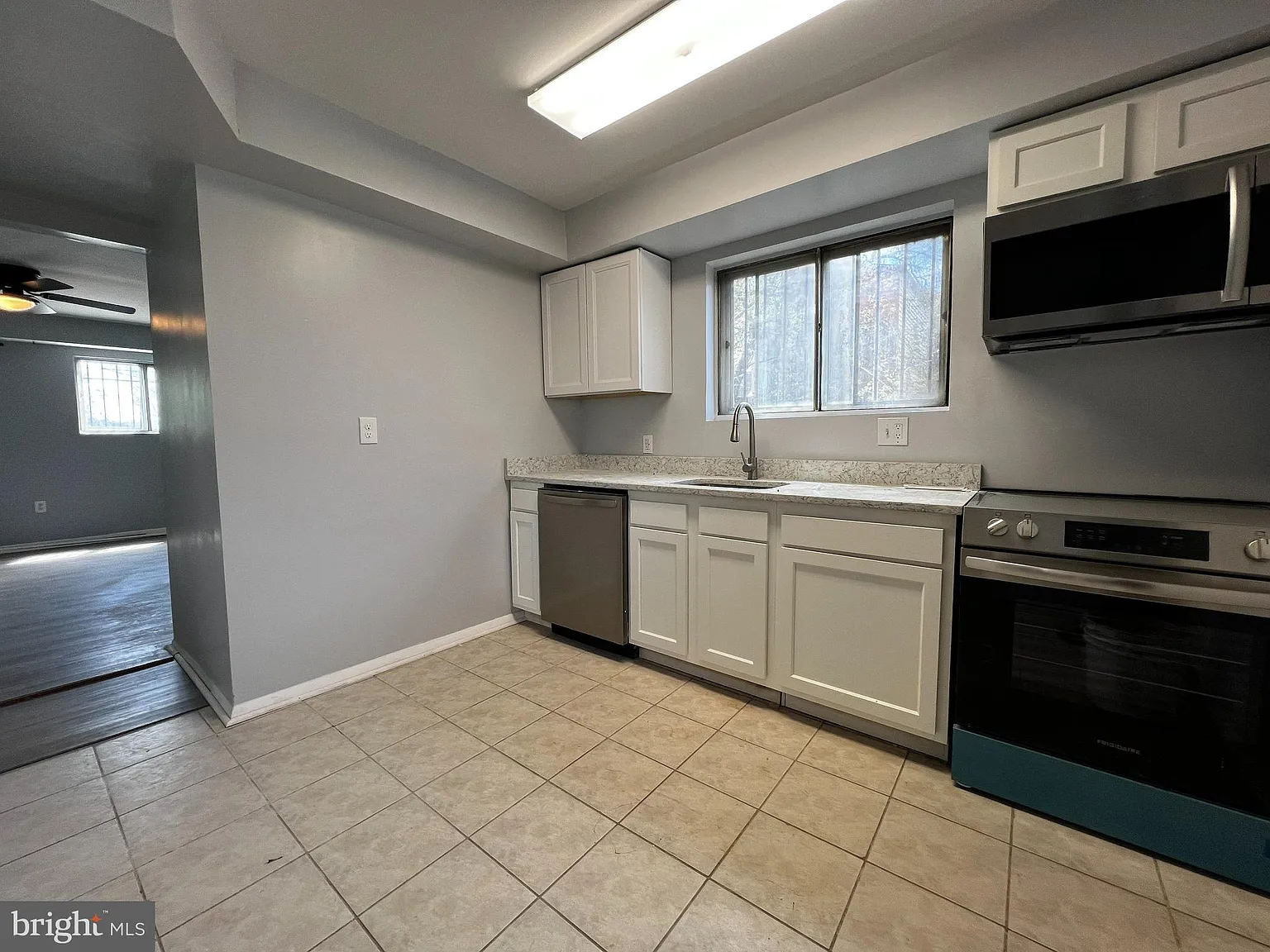 3 bed, 1.5 bath, 1054 sqft, $2,350 — Photo 4