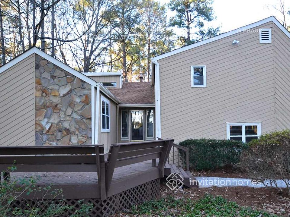 2nd image of 2839 Jacqueline Ln NE