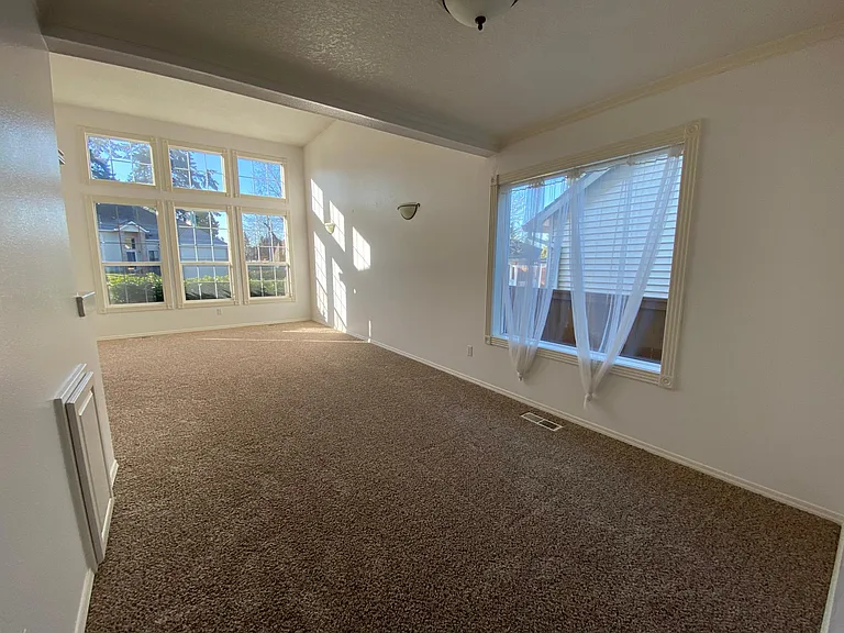 SE Crown Ct — Photo 11