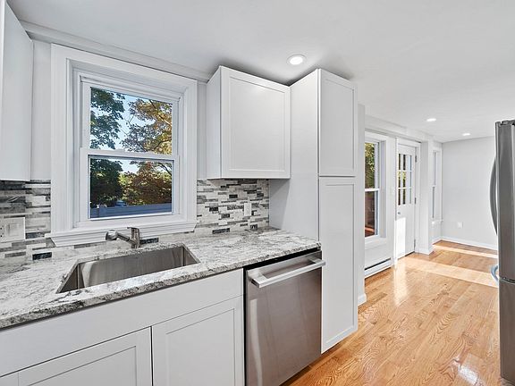 4th image of 1429 Pleasant St