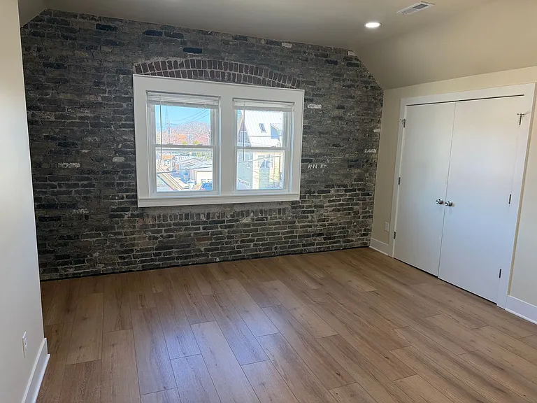 815 E Locust St — Photo 10