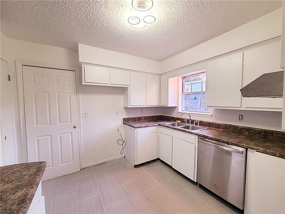 3rd image of 5405 Larchmont Dr